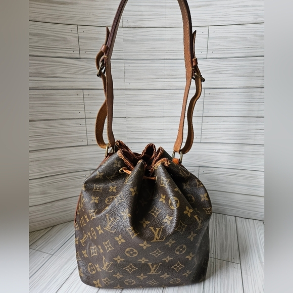 Louis Vuitton Noe Bucket Bag PM in Monogram Canvas and Leather - Picture 4 of 16